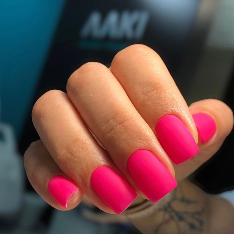 Маникюр с покрытием в один тон мини или стандарт длина