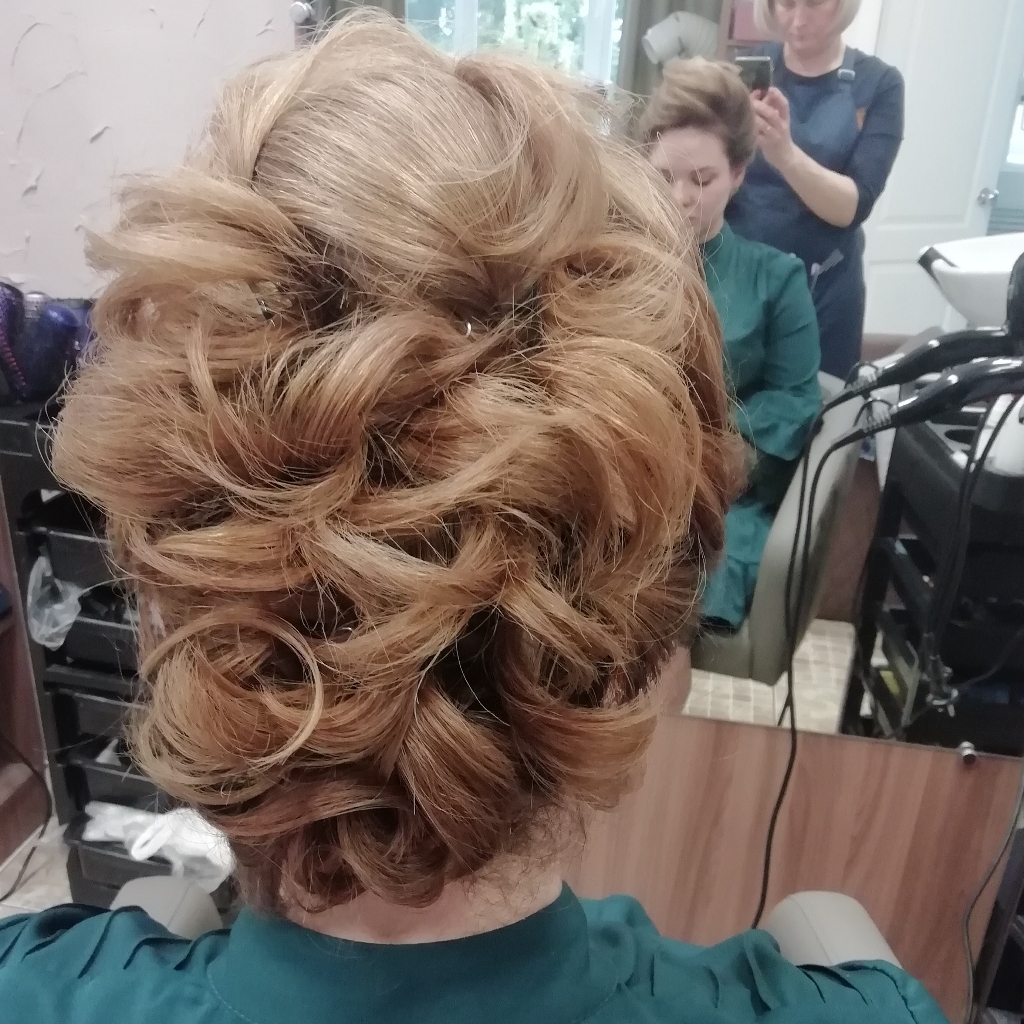Прическа вечерняя (длинные волосы)