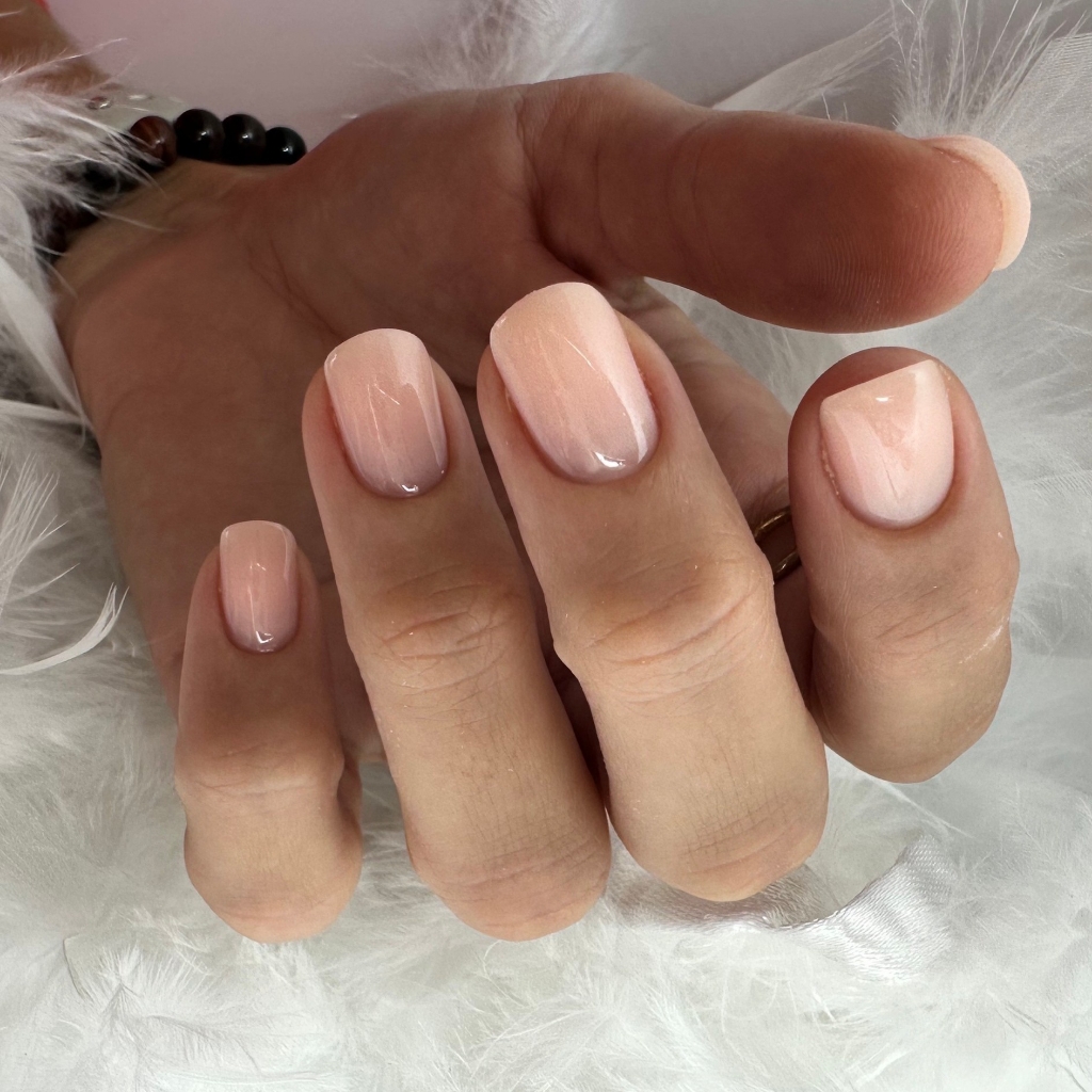 Маникюр с покрытием без дизайна, короткая длина