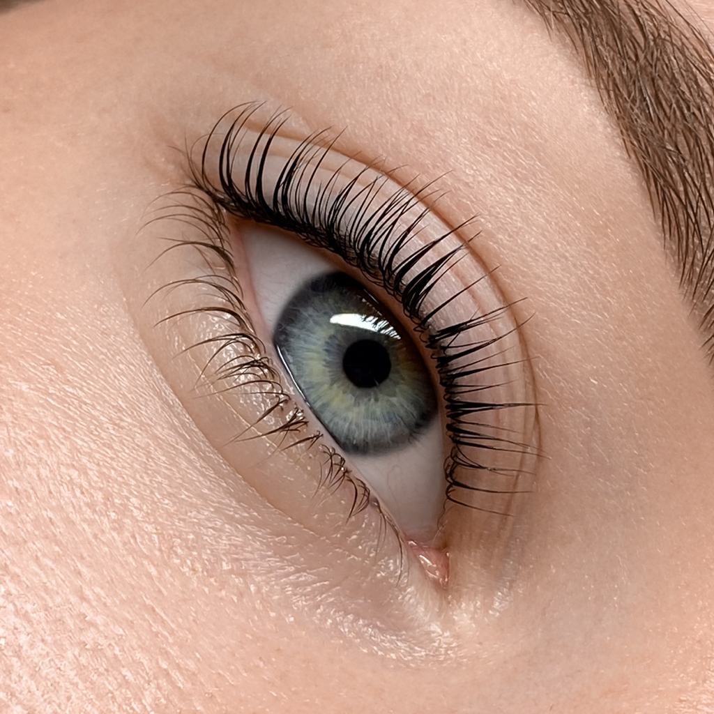 Ламинирование ресниц (окрашивание входит в стоимость)