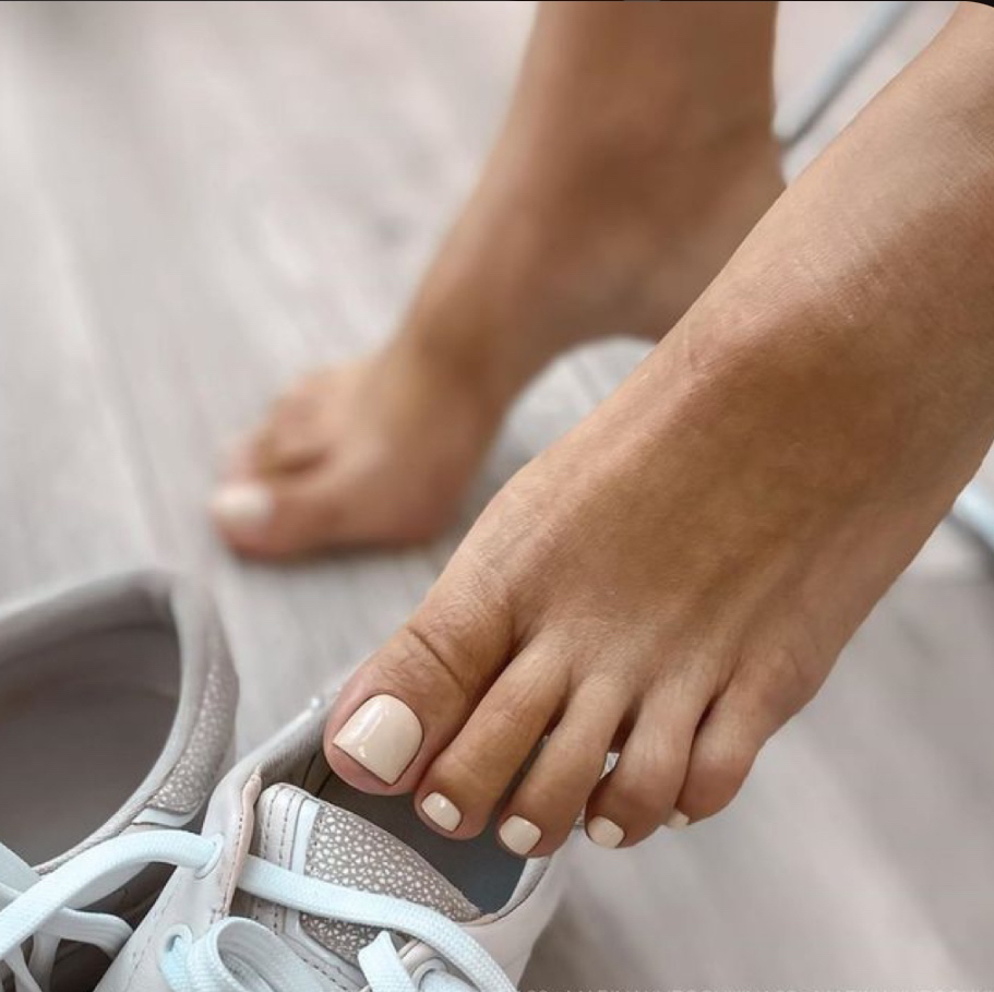 0004 Аппаратный педикюр с покрытием гель-лак, снятие при необходимости