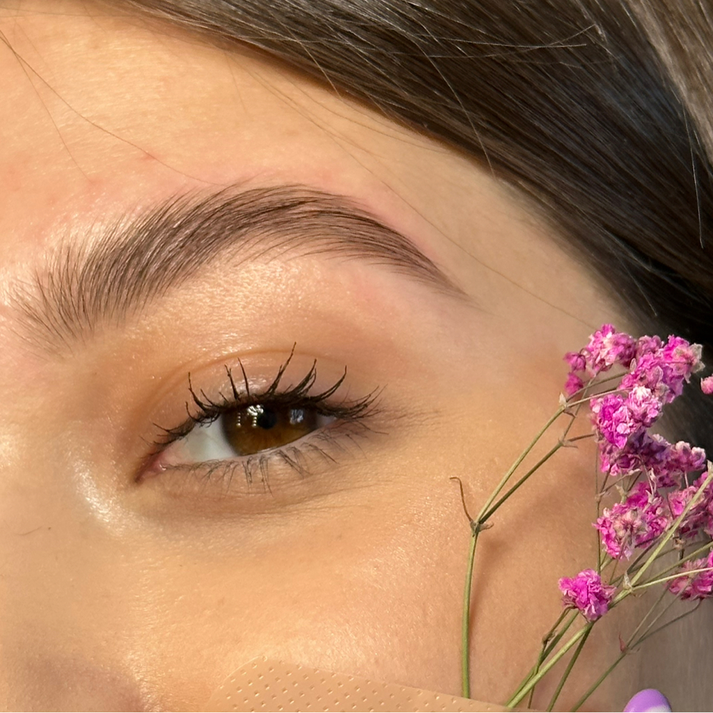 коррекция или окрашивание бровей