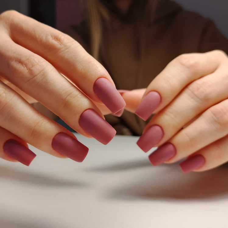 Маникюр с однотонным покрытием