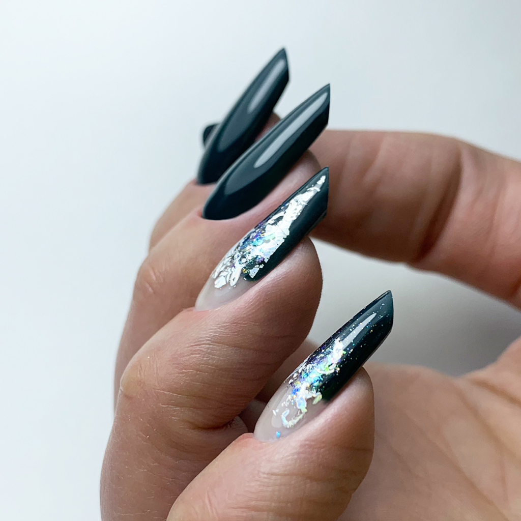 Классическое наращивание ногтей + гель-лак (средняя длина)    
Топ-мастер