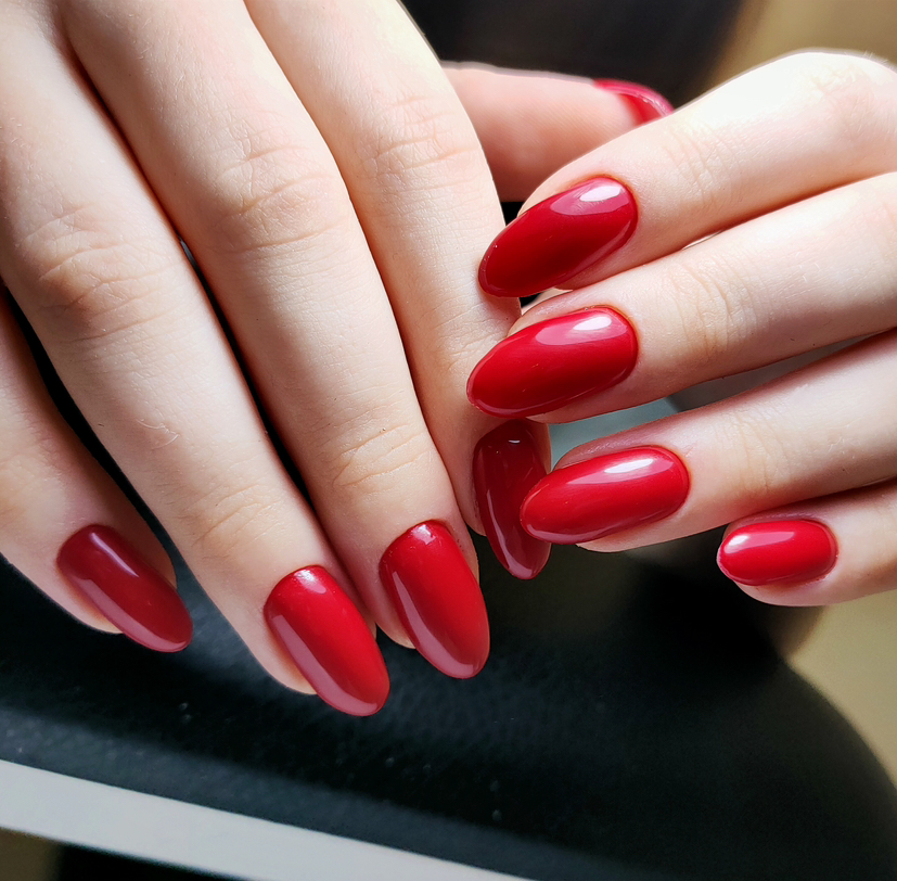 Короткие ногти однотон + небольшой дизайн