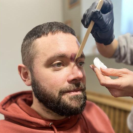 Ваксинг (удаление воском) брови