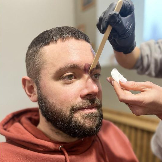 Ваксинг (удаление воском) уши