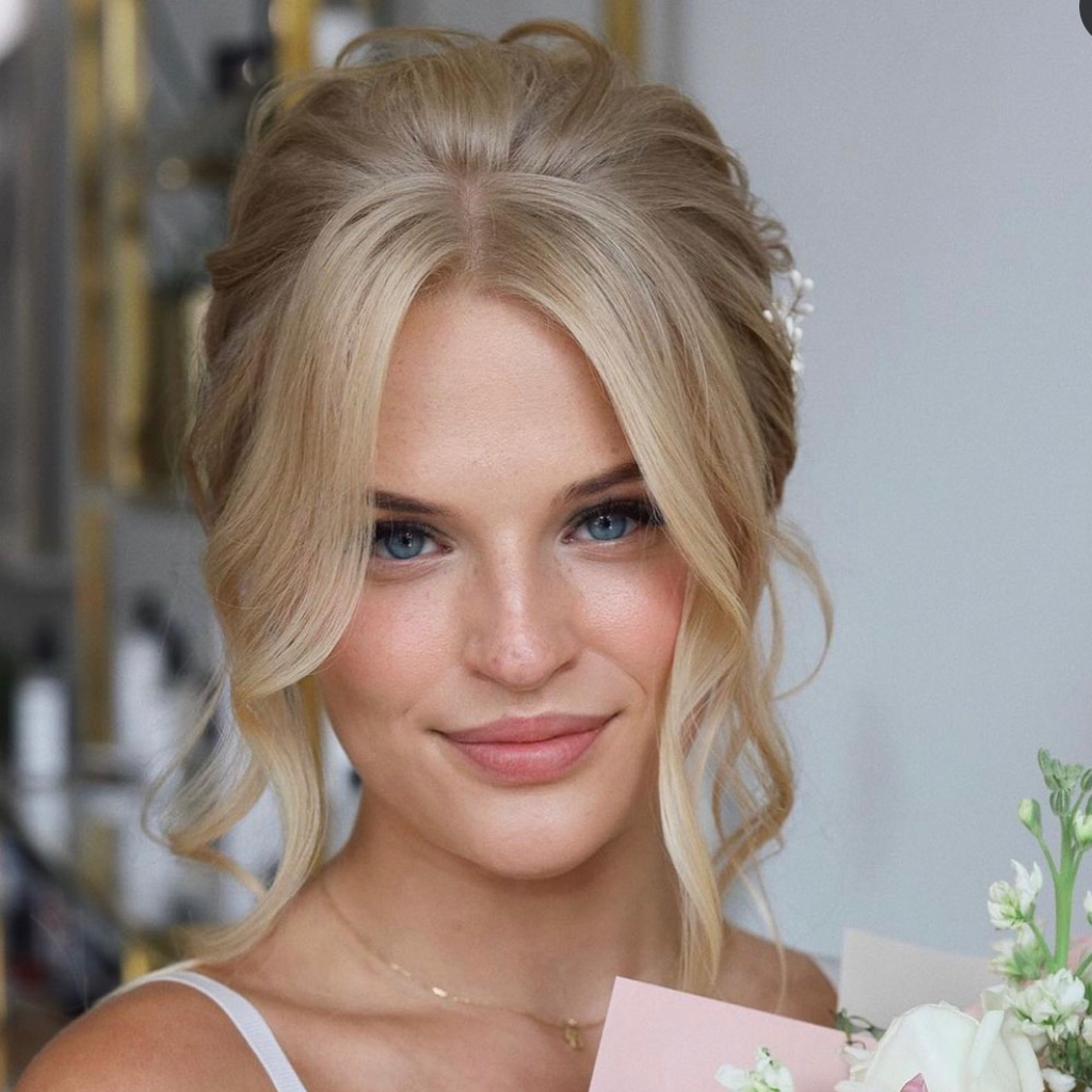 Свадебная прическа от 3500 -4500₽; (зависит от длины и варианта )