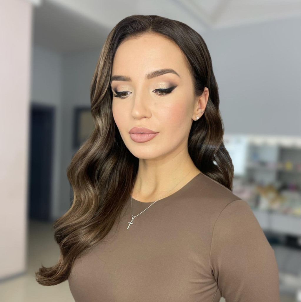 Макияж и локоны от( зависит от длины и варианта )