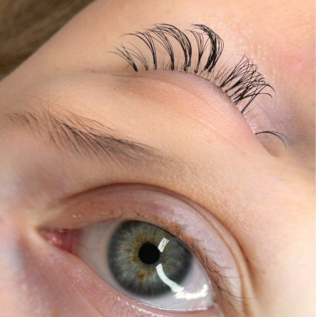 Снятие нарощенных ресниц