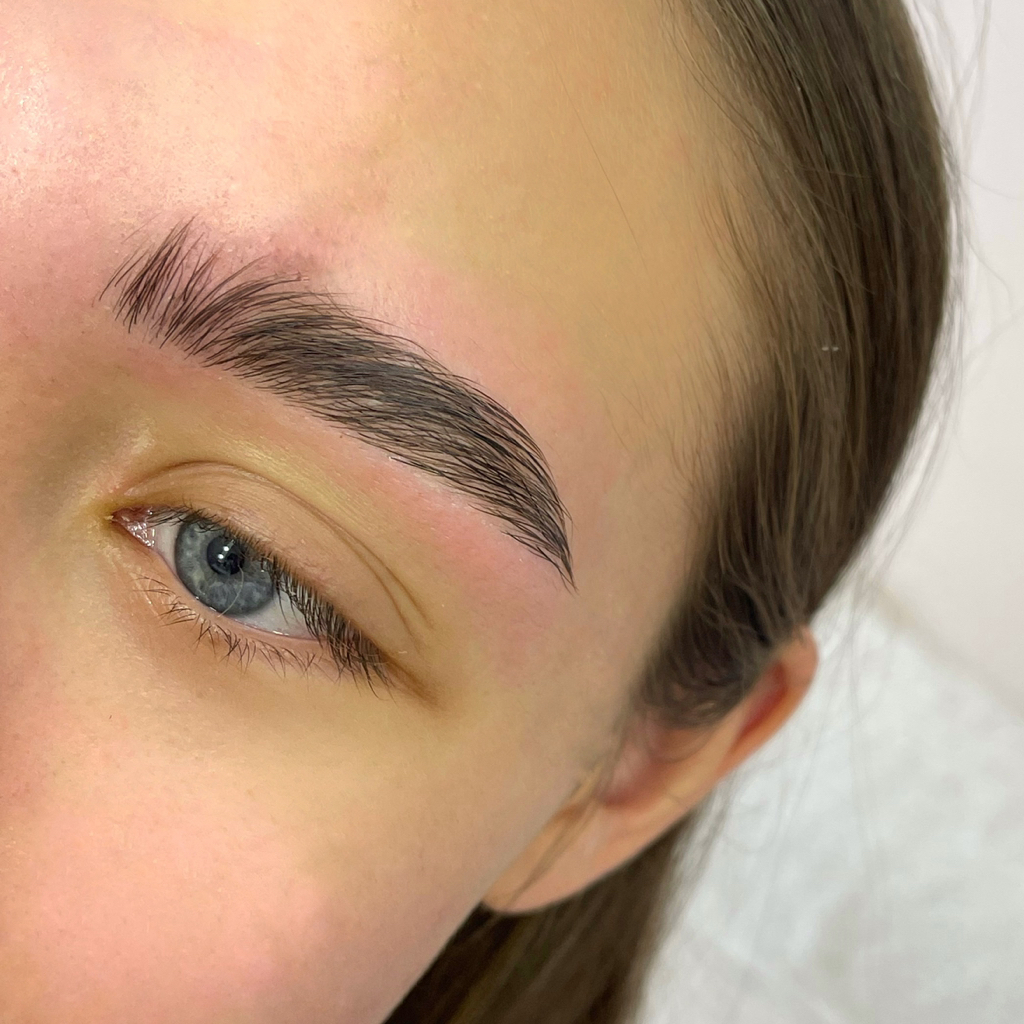 Коррекция бровей (воск/пинцет)