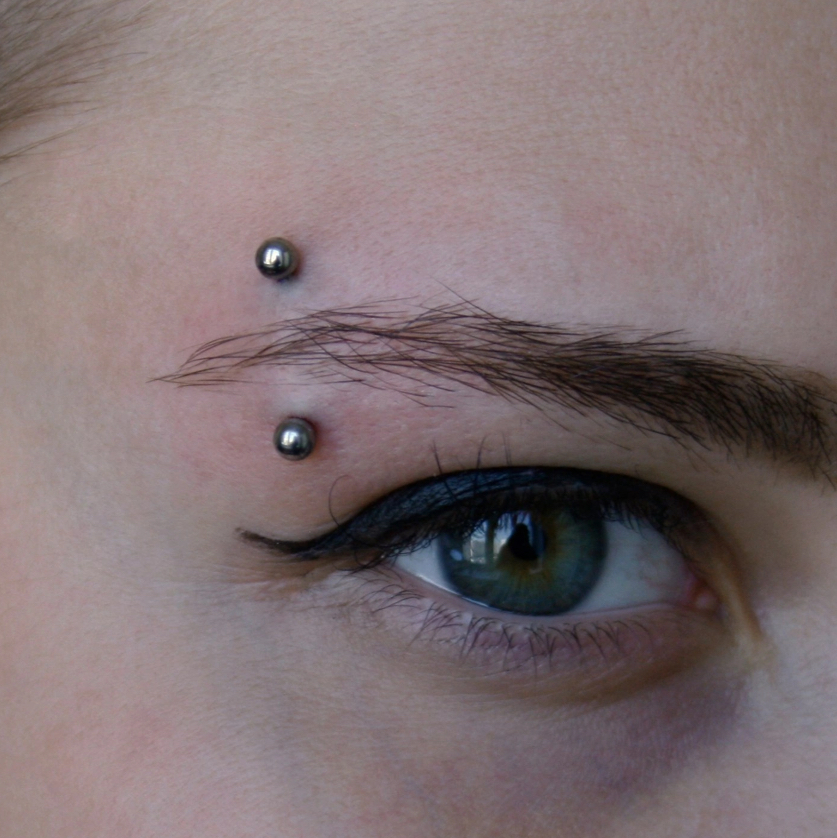 Прокол брови