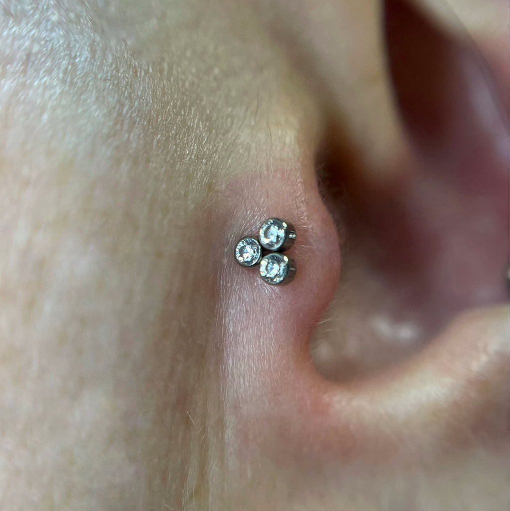 Прокол трагус