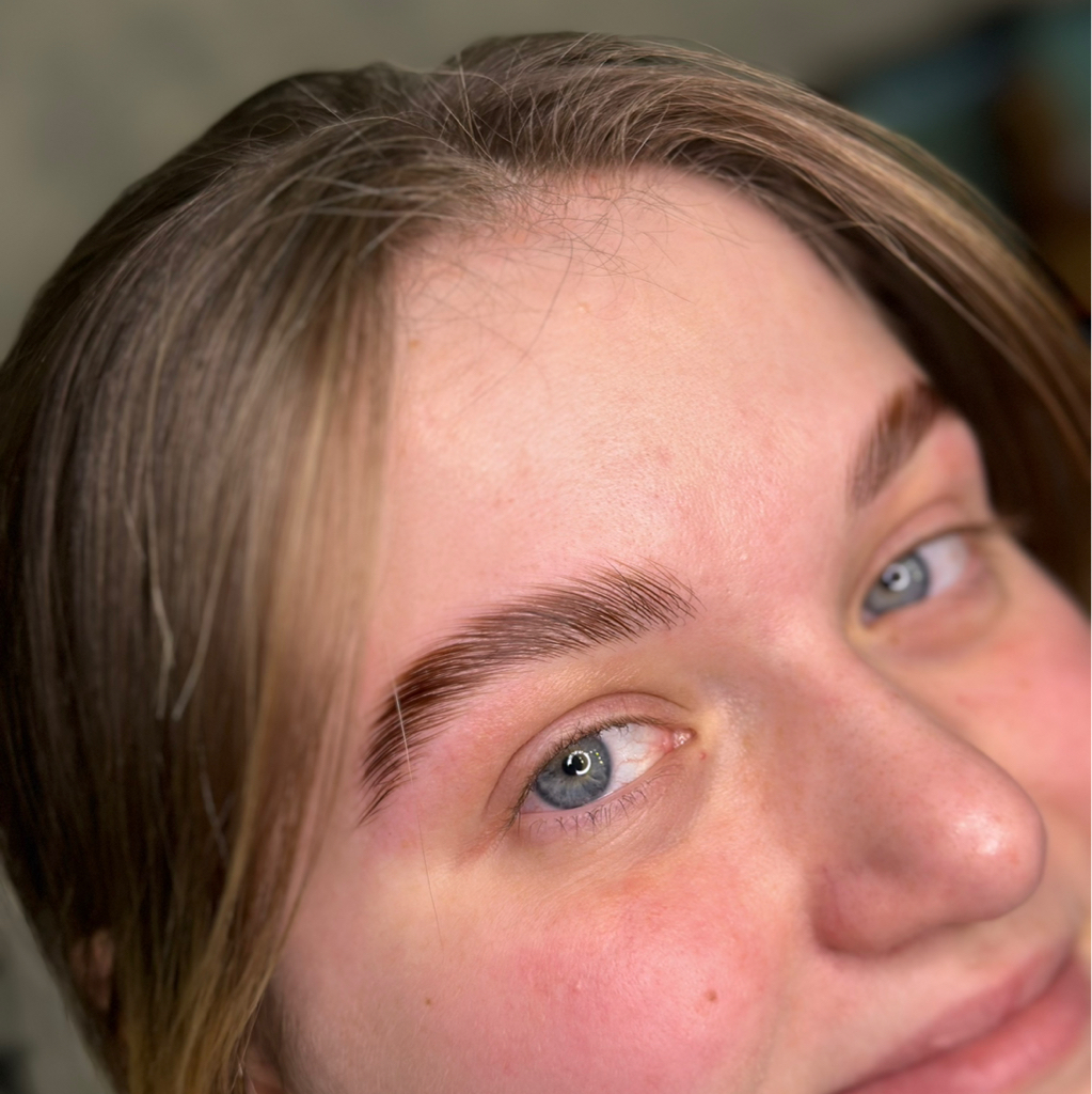 Мне просто форму: коррекция бровей воском + пинцетом