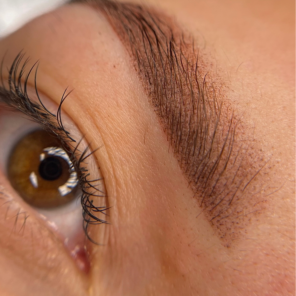 Коррекция перманента бровей