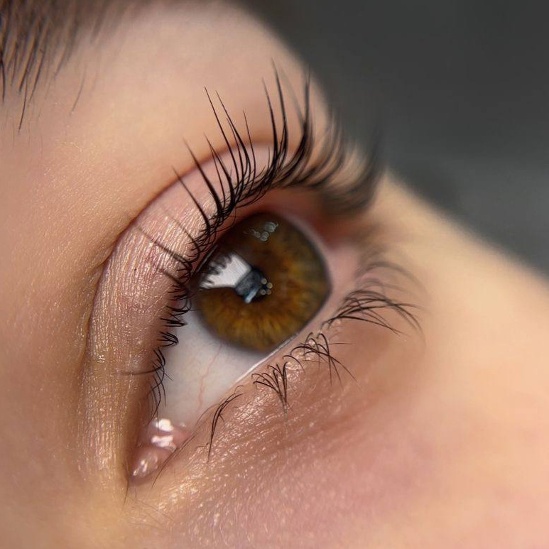 Ламинирование верхних ресниц + окрашивание + уход