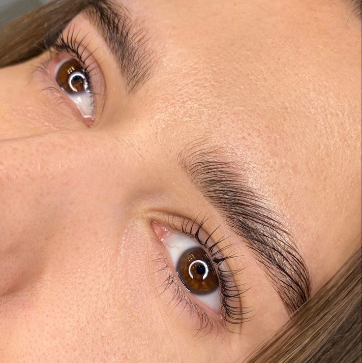 Выгодный комплекс «Ламинирование ресниц+Оформление бровей»