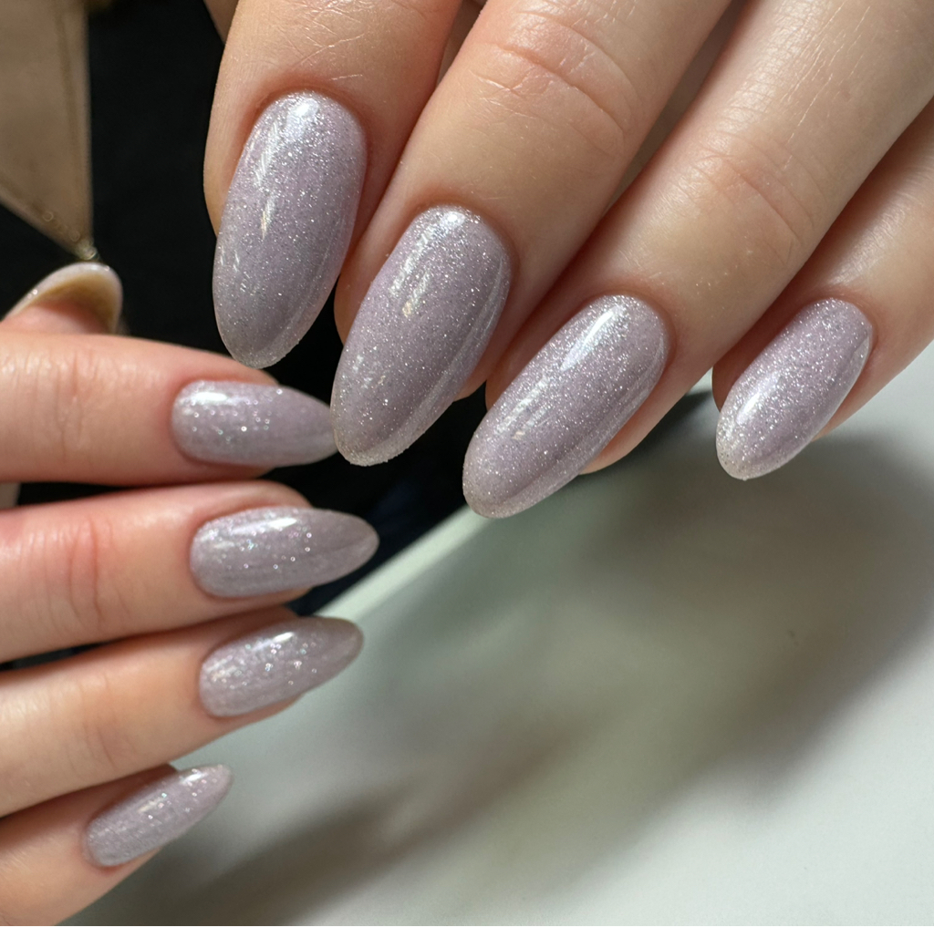 аппаратный маникюр с покрытием цветной базой  и топ