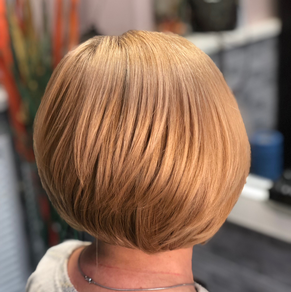 Стрижка женская с укладкой (средняя длина)