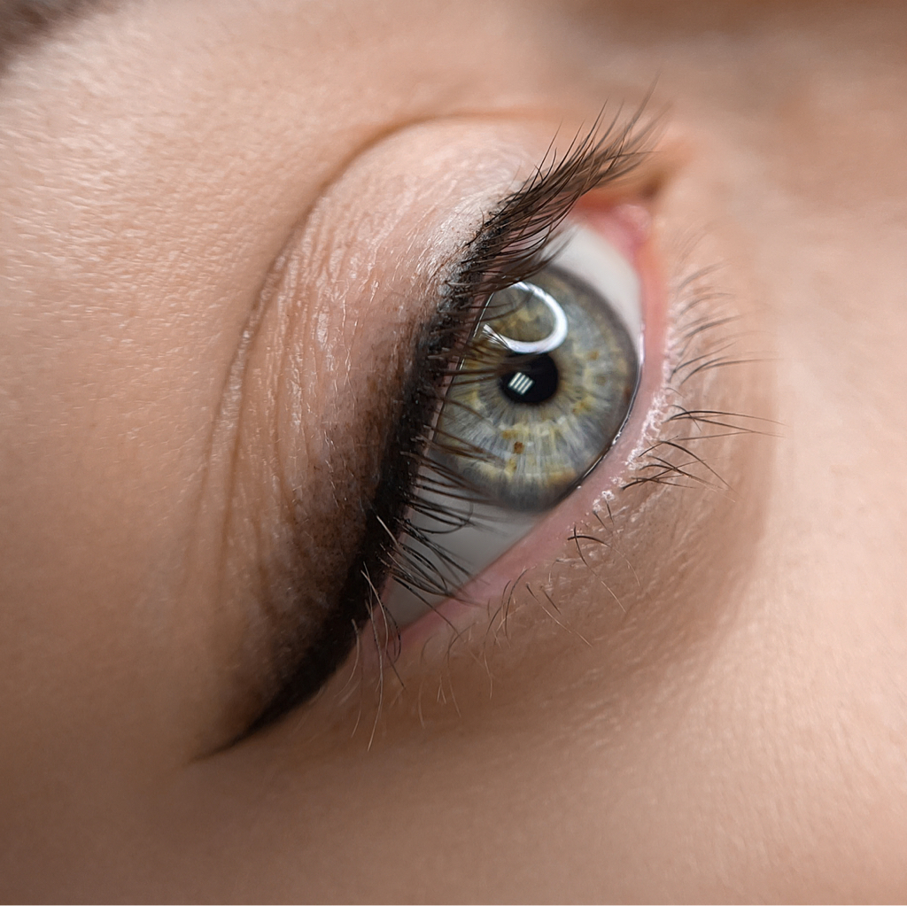 Перманентный макияж стрелок с растушевкой