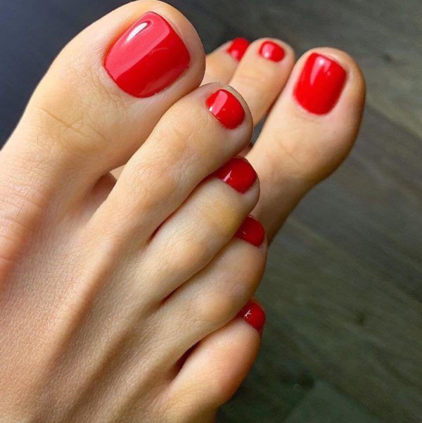 Педикюр + обычный лак !Внимание! лак полностью засыхает только через 5 часов!