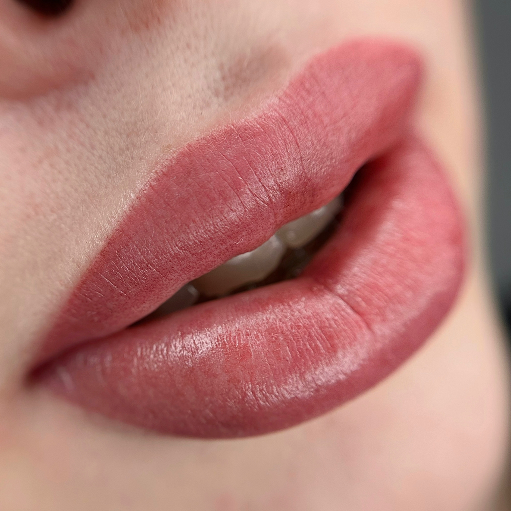 Рефреш (обновление) перманентного макияжа губ