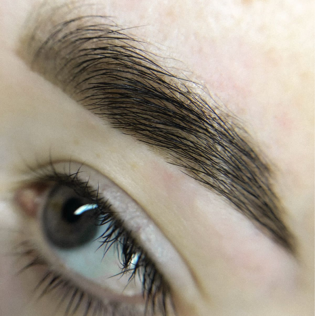 Коррекция бровей с окрашиванием хной