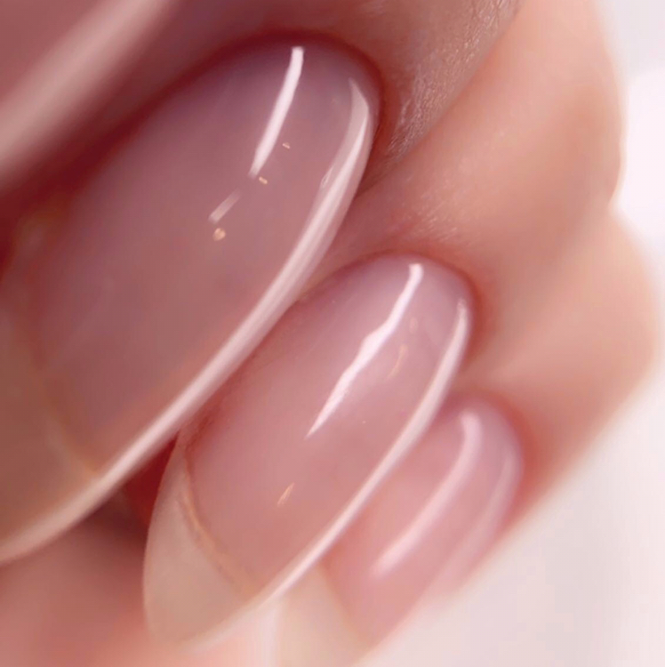 Маникюр с покрытием бесцветным лаком