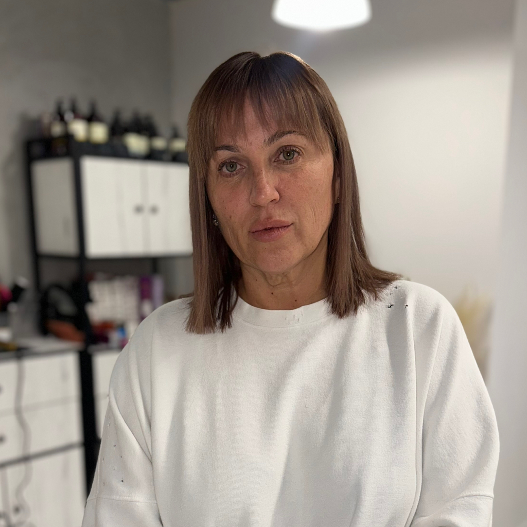 Окрашивание в один тон (волосы до плеч) ( окрашивание корней + длина )