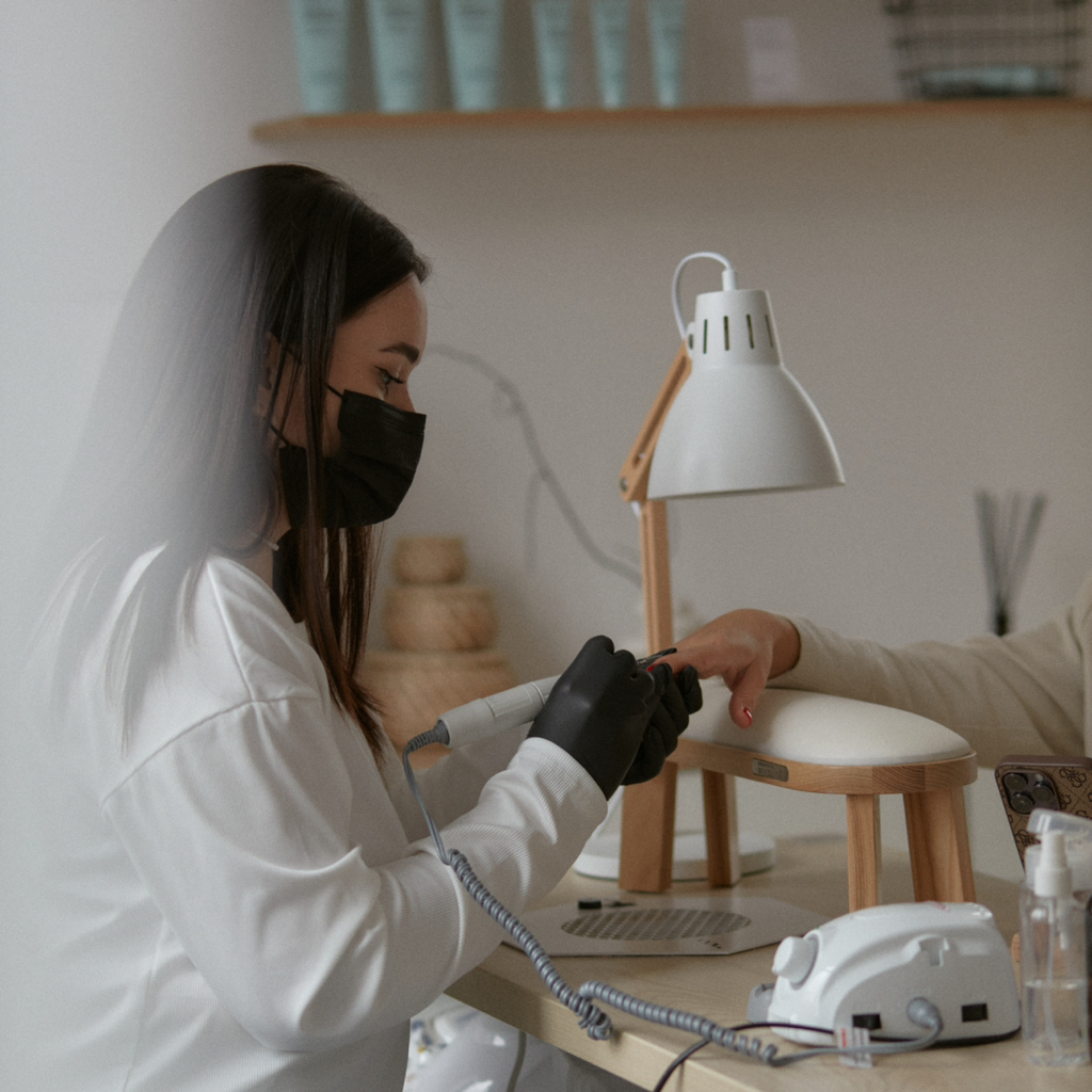 Ремонт ногтя (маникюр)