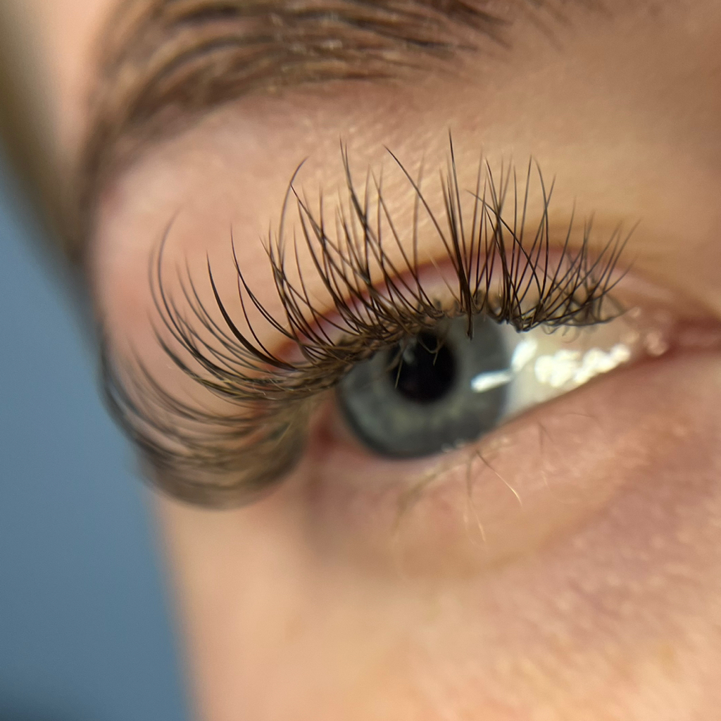 Снятие наращенных ресниц