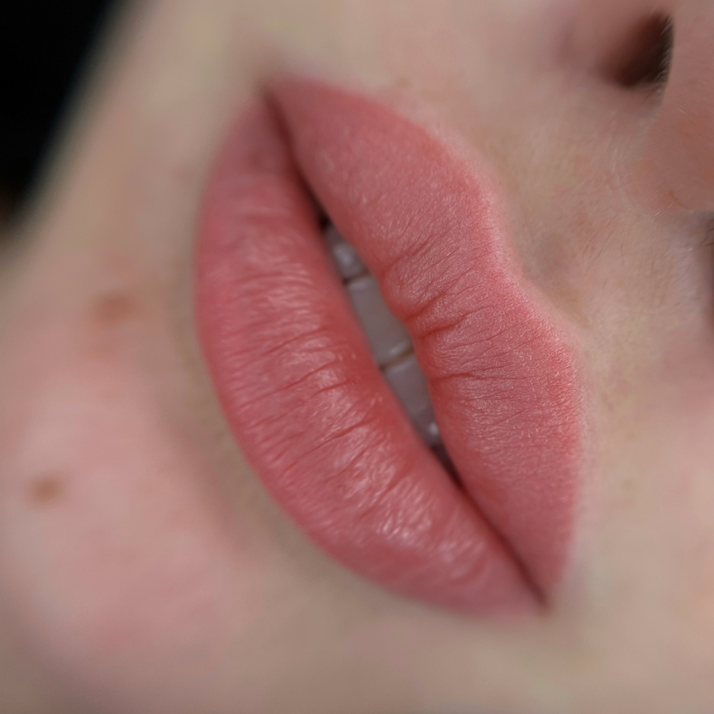 Перманентный макияж губ (первый этап)