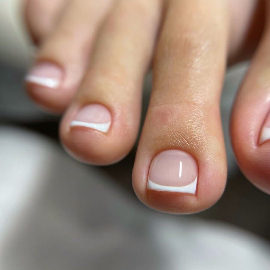 Педикюр гигиенический + долговременное покрытие Френч (с 01.09.2025 - 90 руб)