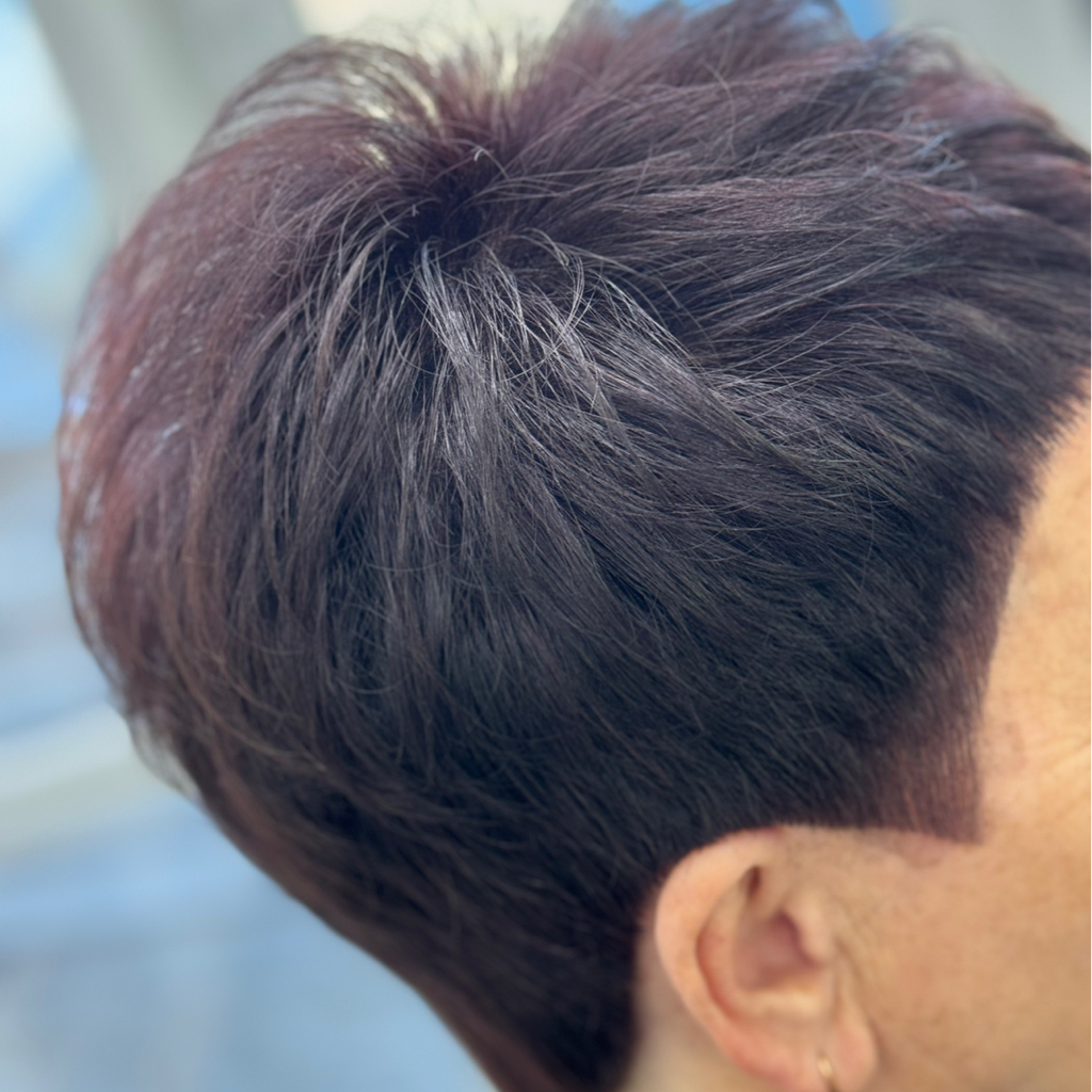 Окрашивание в один тон(короткие волосы,ушко открыто)