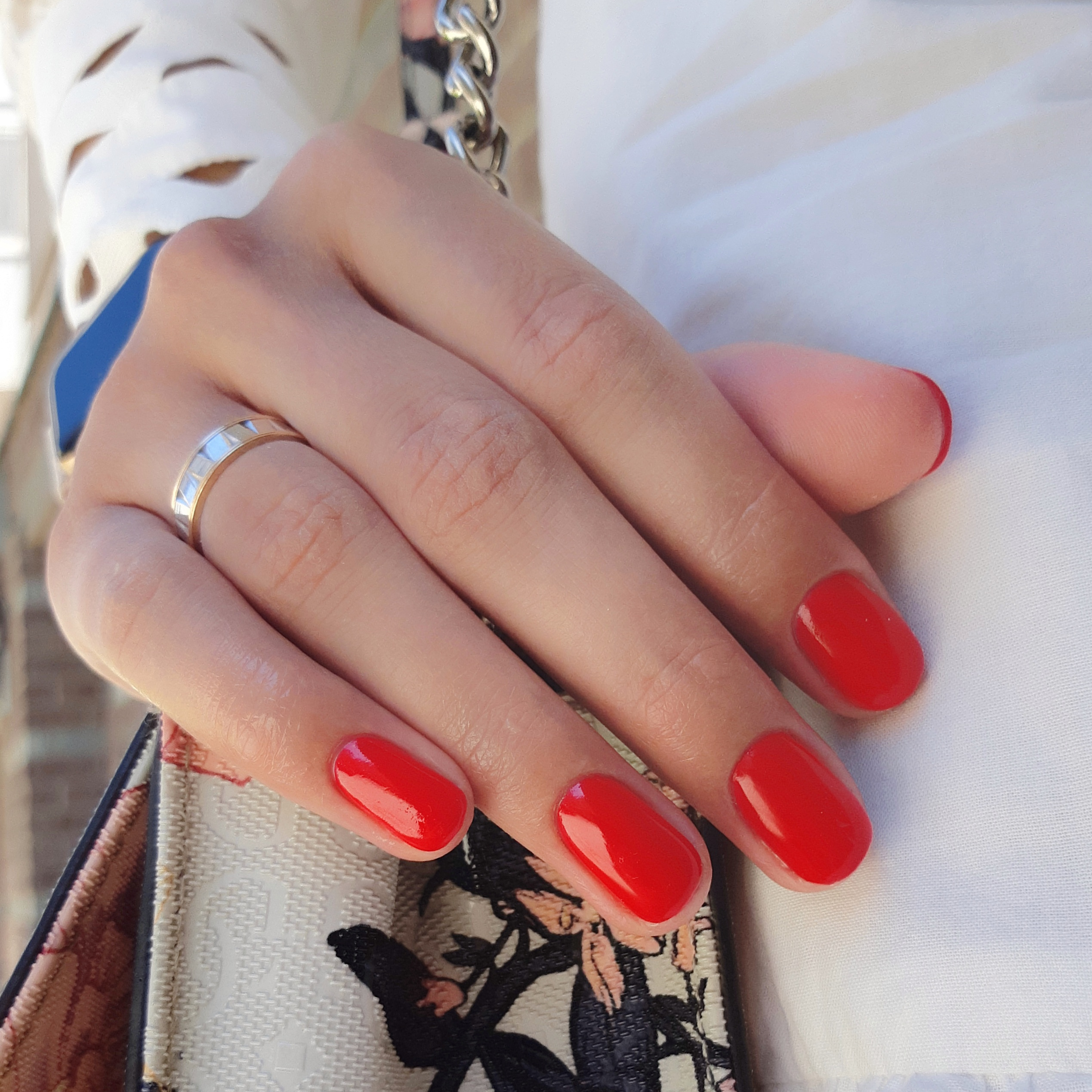 Комплекс без дизайна: снятие + аппаратный маникюр + однотонное покрытие