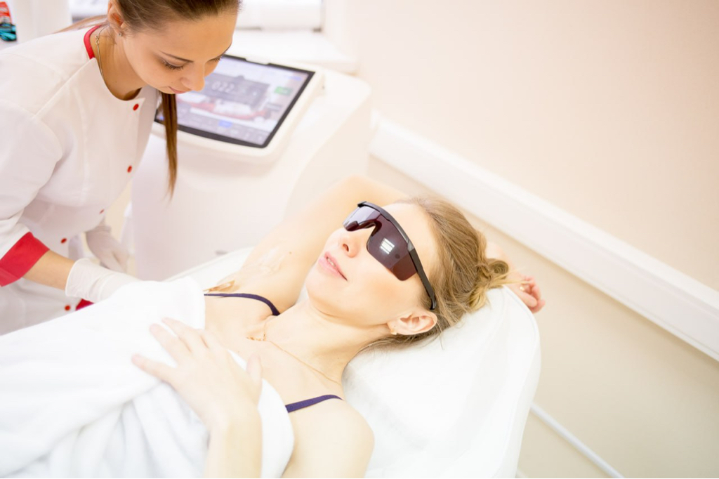 бикини классическое (паховая область или по линии трусиков)