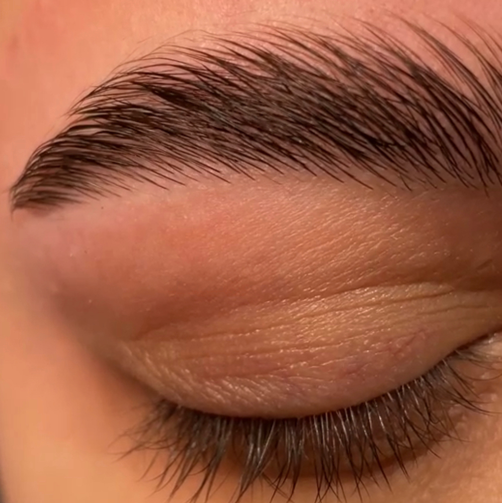 Коррекция бровей