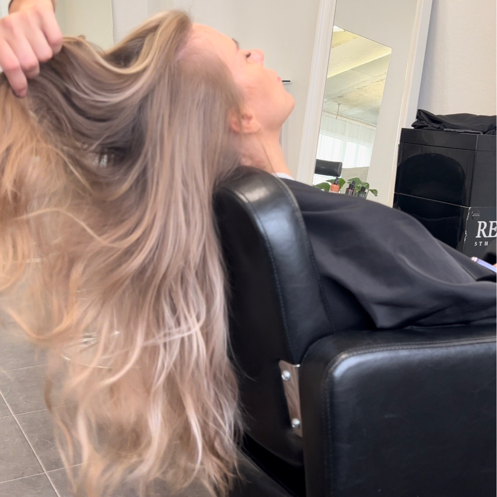 Окрашивание с осветлением, короткие волосы, корни  легкий контуринг у лица