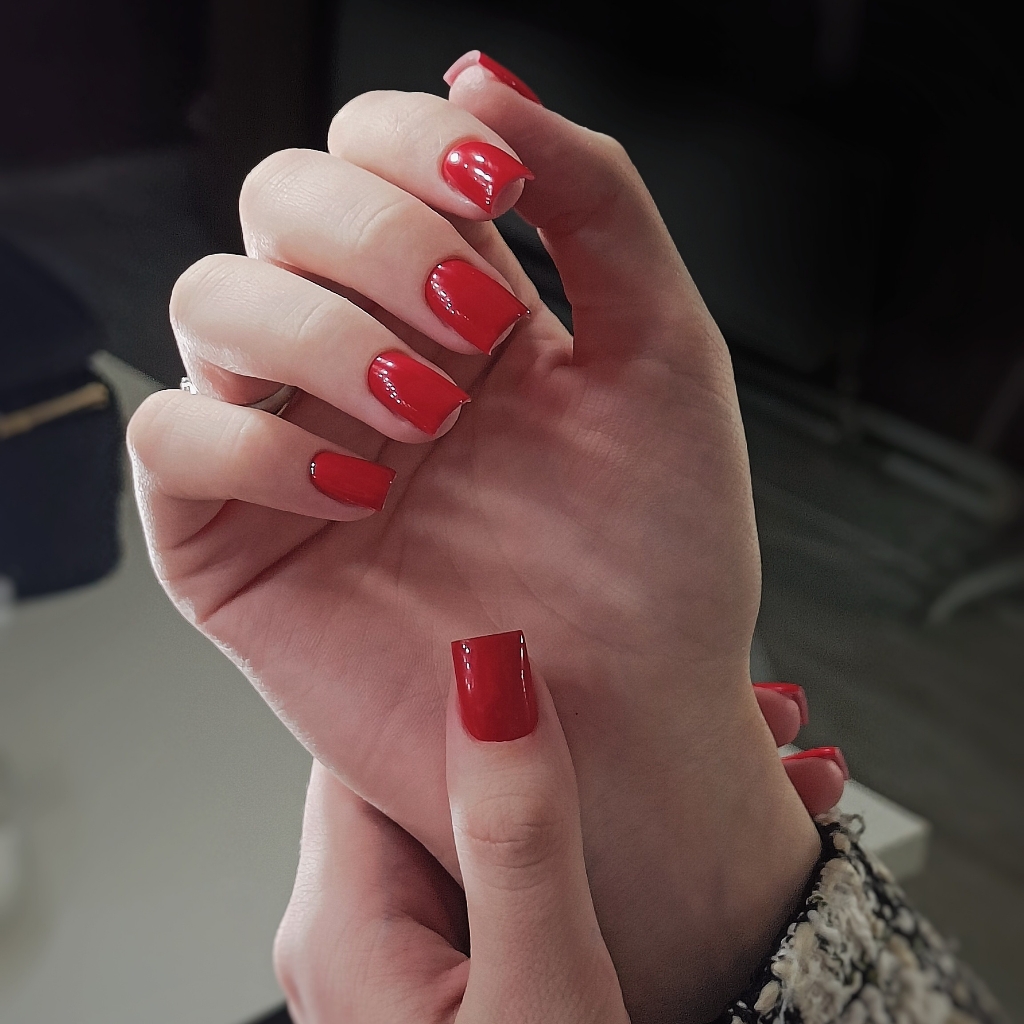 Маникюр+выравнивание базой+цвет