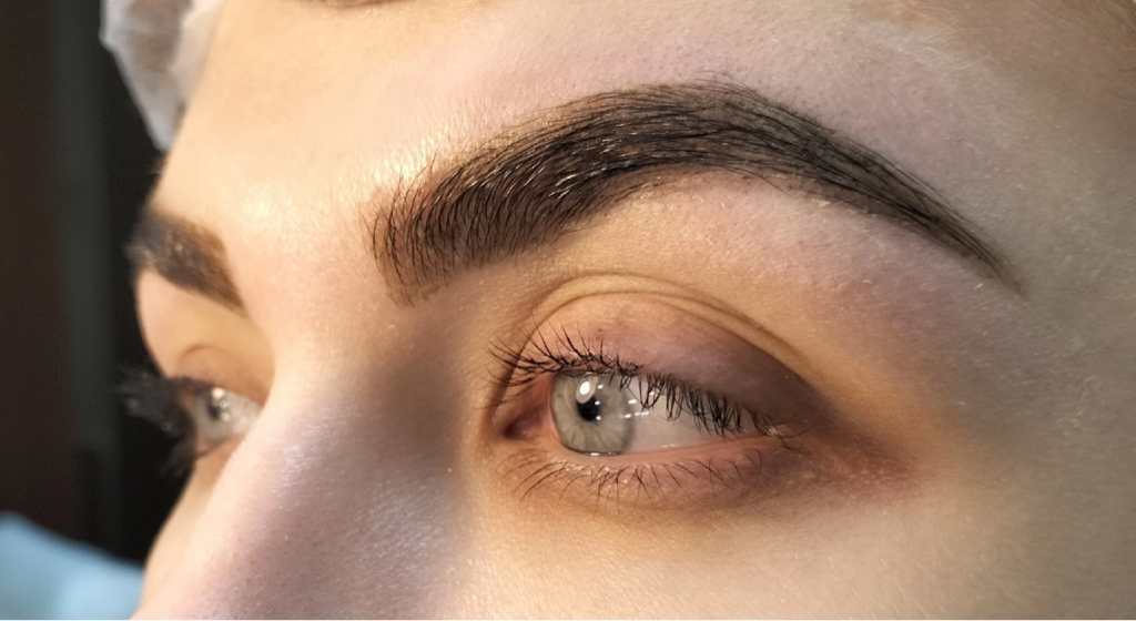 Коррекция бровей + окрашивание краской