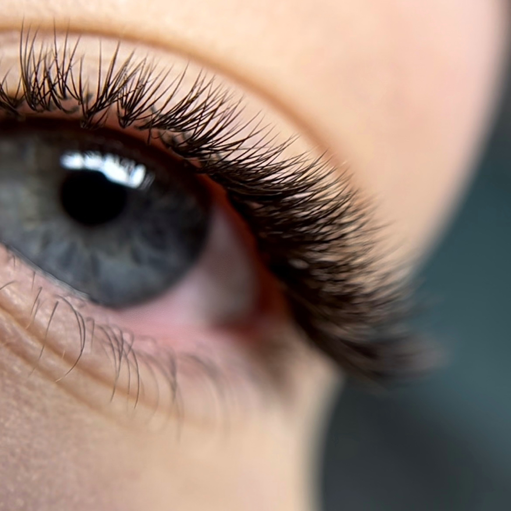 Наращивание ресниц тройной объём