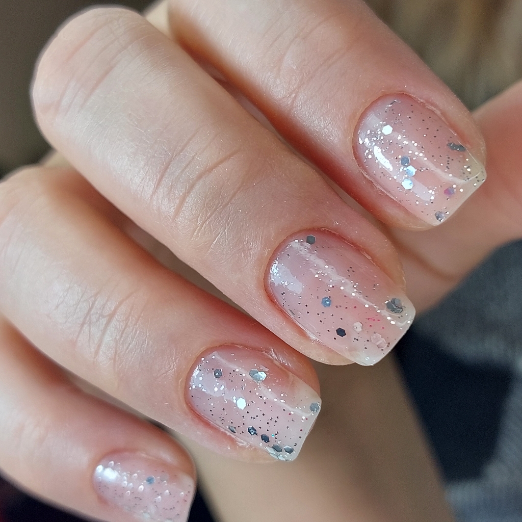 Маникюр с покрытием лаком