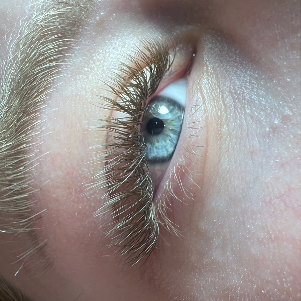 Коричневые ресницы