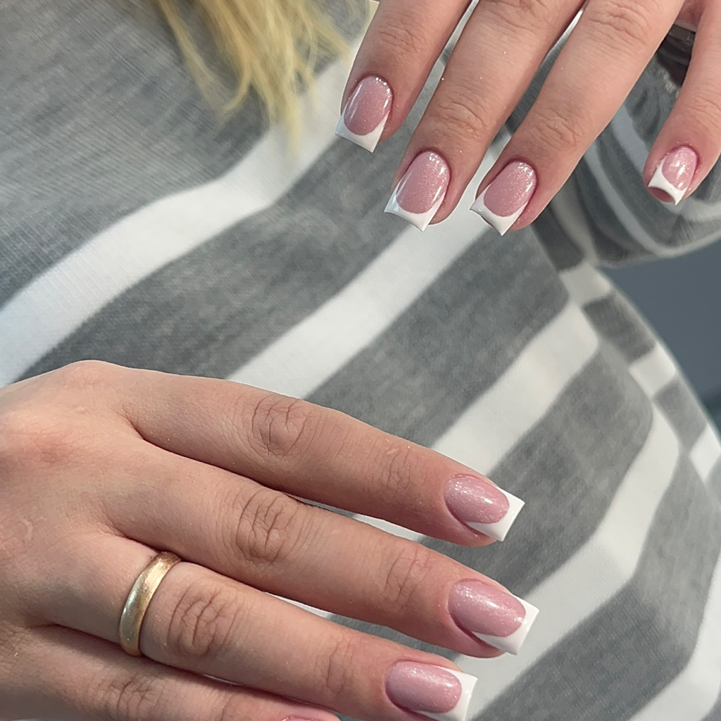 Наращивание ногтей любой формы и длины с однотонным покрытием