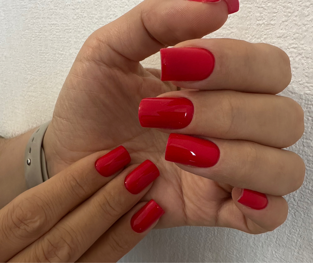 Маникюр с покрытием гель-лак, укрепление гелем(короткие ногти)