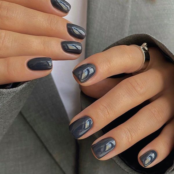 маникюр с покрытием в один тон