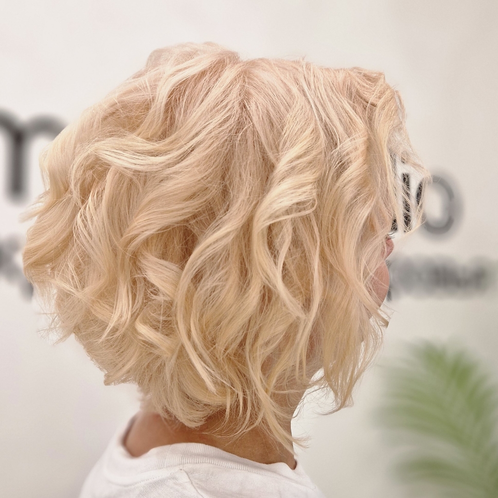 Total blond (блондирование волос) волосы до лопаток