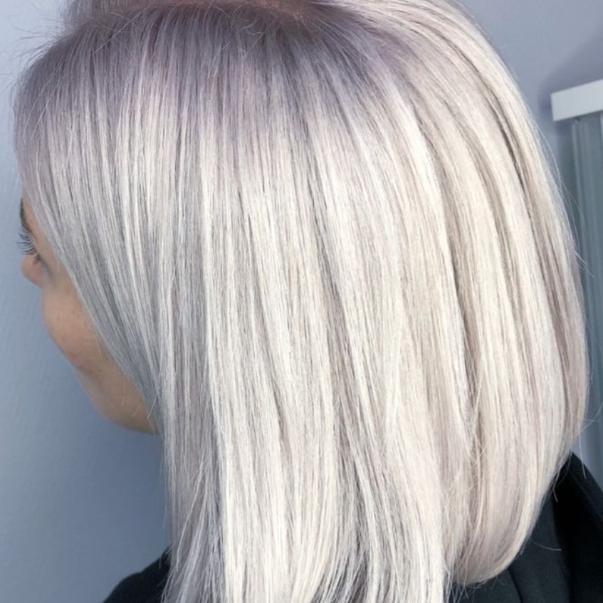 Total blond (блондирование волос) волосы до плеч