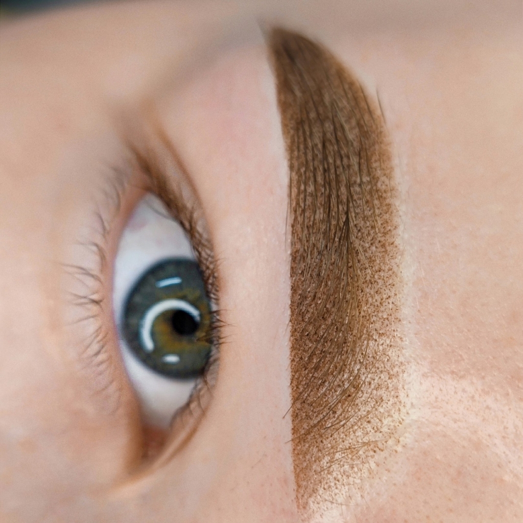 Перманентный макияж бровей