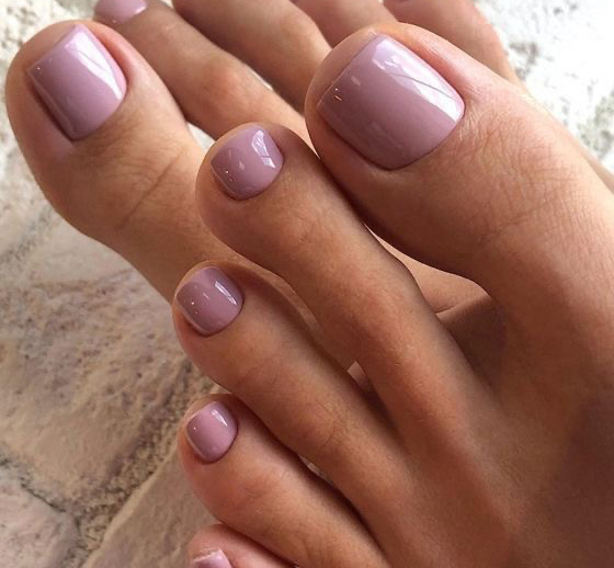 Pose de vernis semi-permanent en couleur (les pieds)